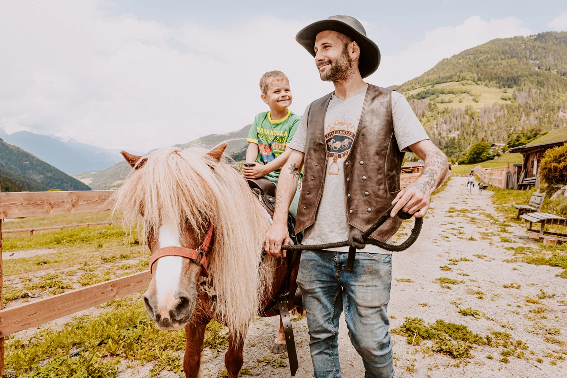 Kinderhotel: Ponyreiten mit Cowboy Andrea!  - Hotel Bergschlössl