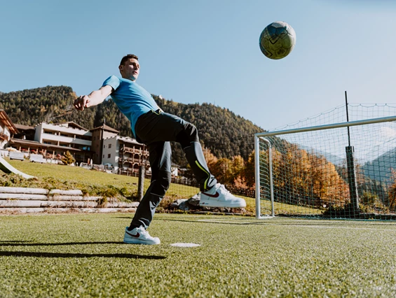 Kinderhotel: Fußballplatz am Hotelareal - Hotel Bergschlössl