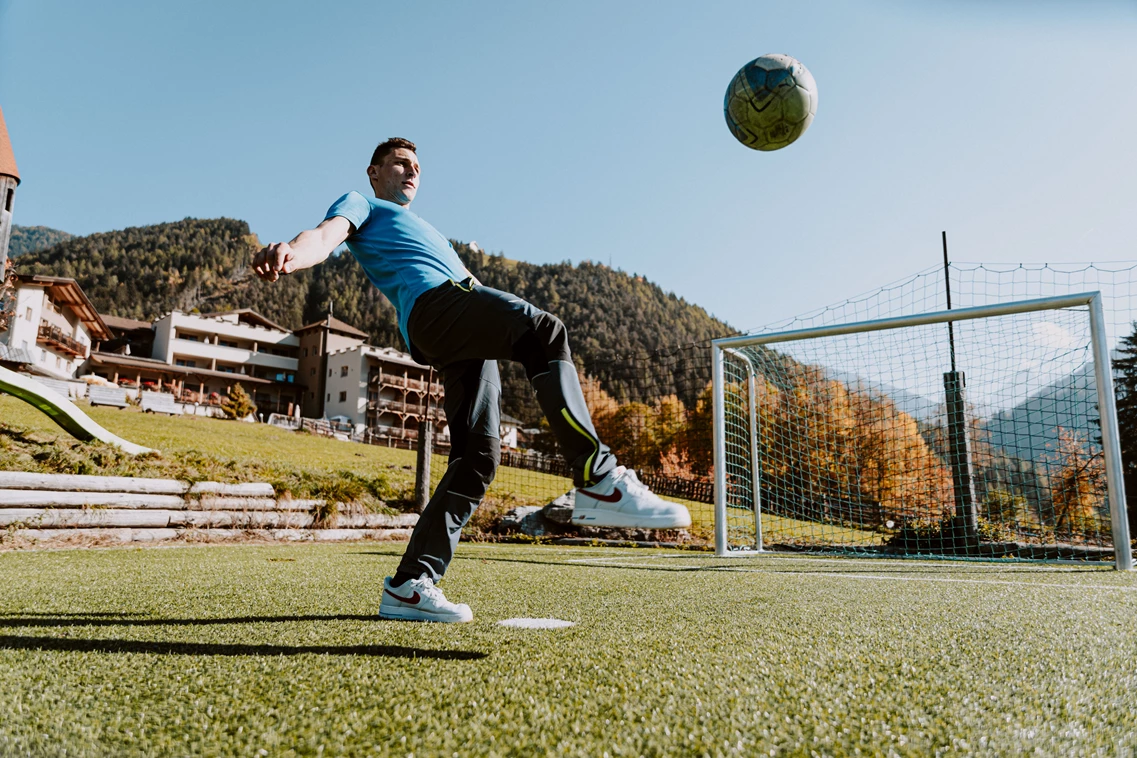 Kinderhotel: Fußballplatz am Hotelareal - Hotel Bergschlössl