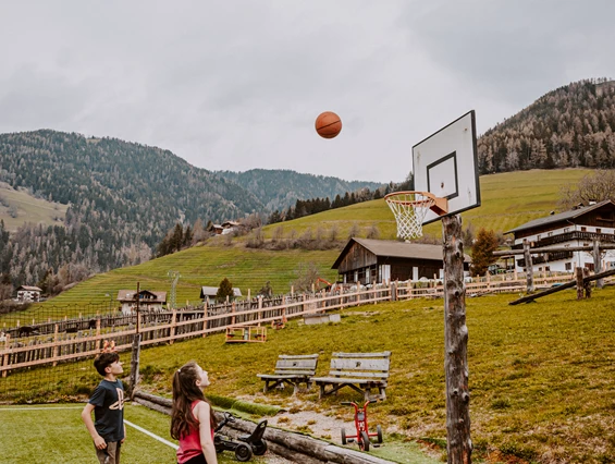 Kinderhotel: Basketpall Outdoor Spaß! - Hotel Bergschlössl