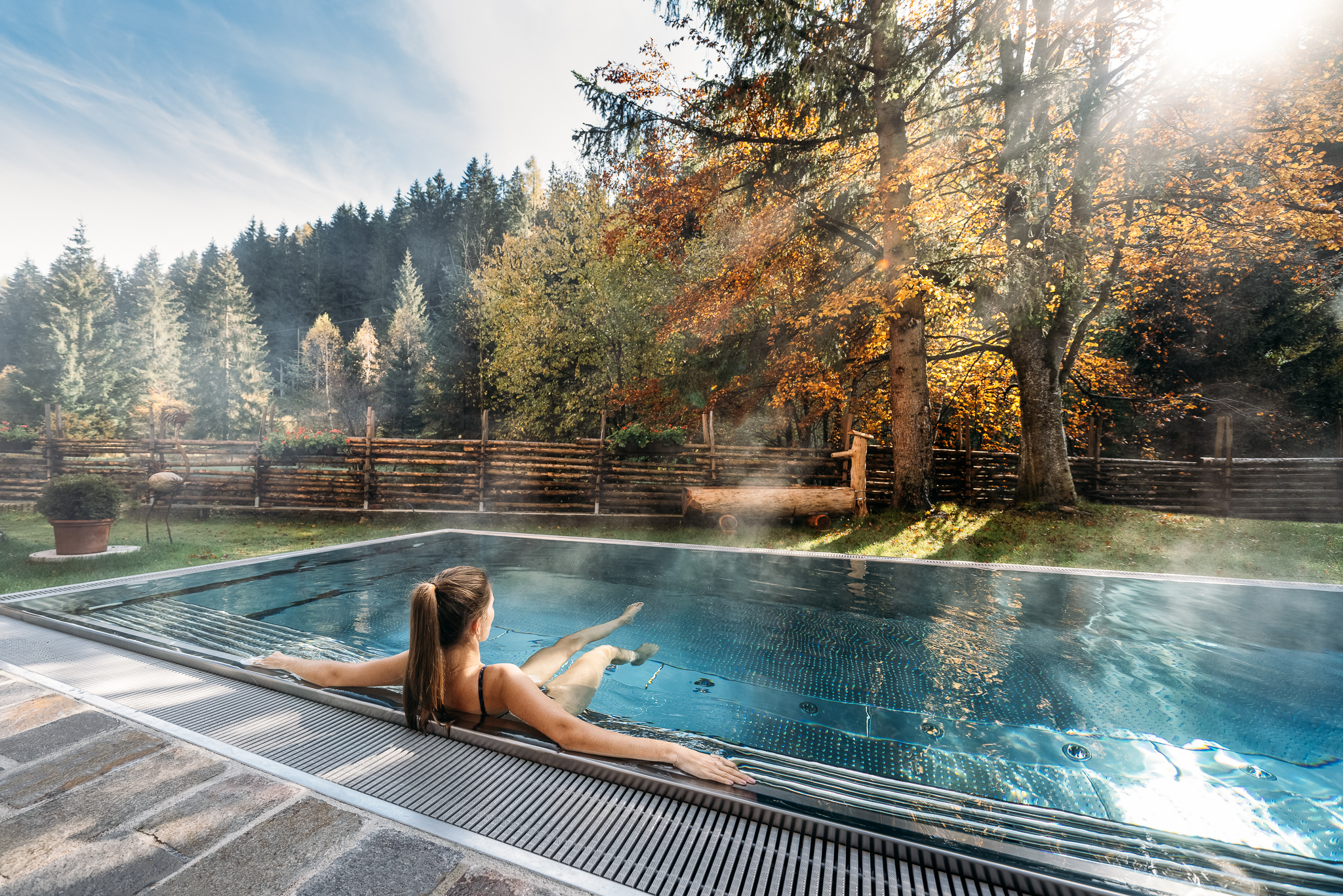 Familienhotel - Egg am Faaker See - Außenpool im Herbst - Hotel GUT Trattlerhof & Chalets****S