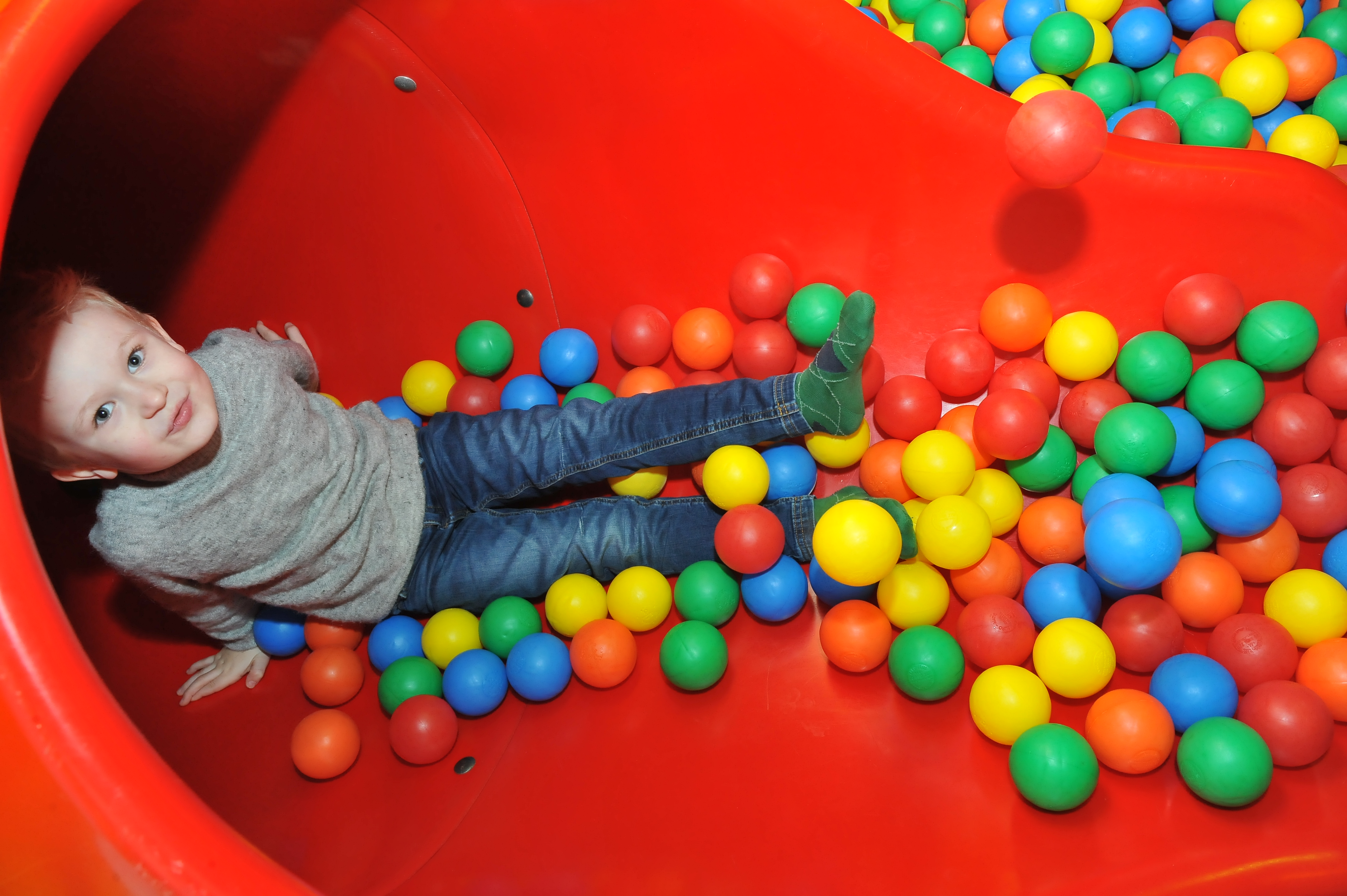 Kinderhotel: Im Bällebad mit Rutsche ist immer was los! - Pirker´s Familienhotel