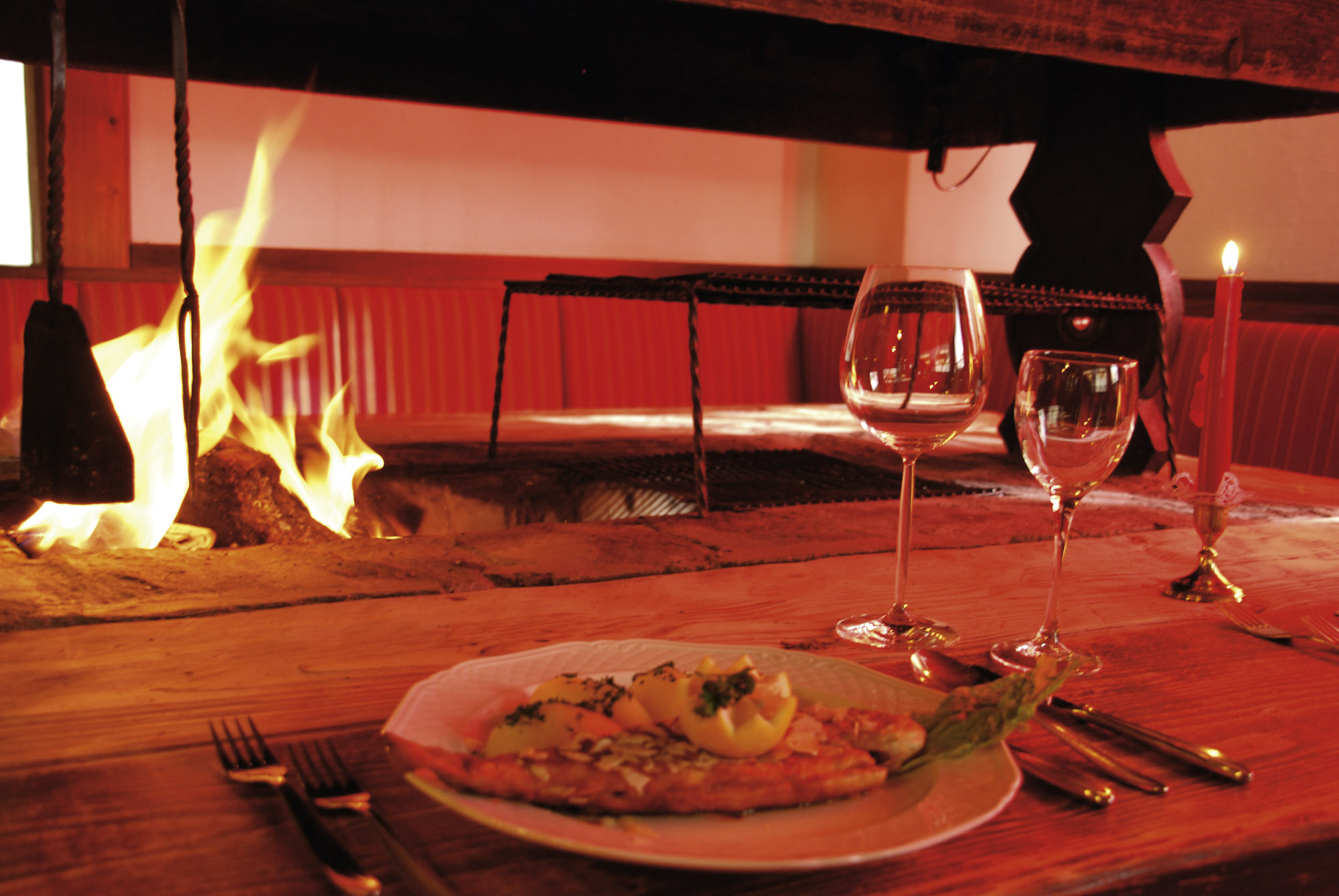 Kinderhotel: Offener Kamin im Restaurant  - Pirker´s Familienhotel