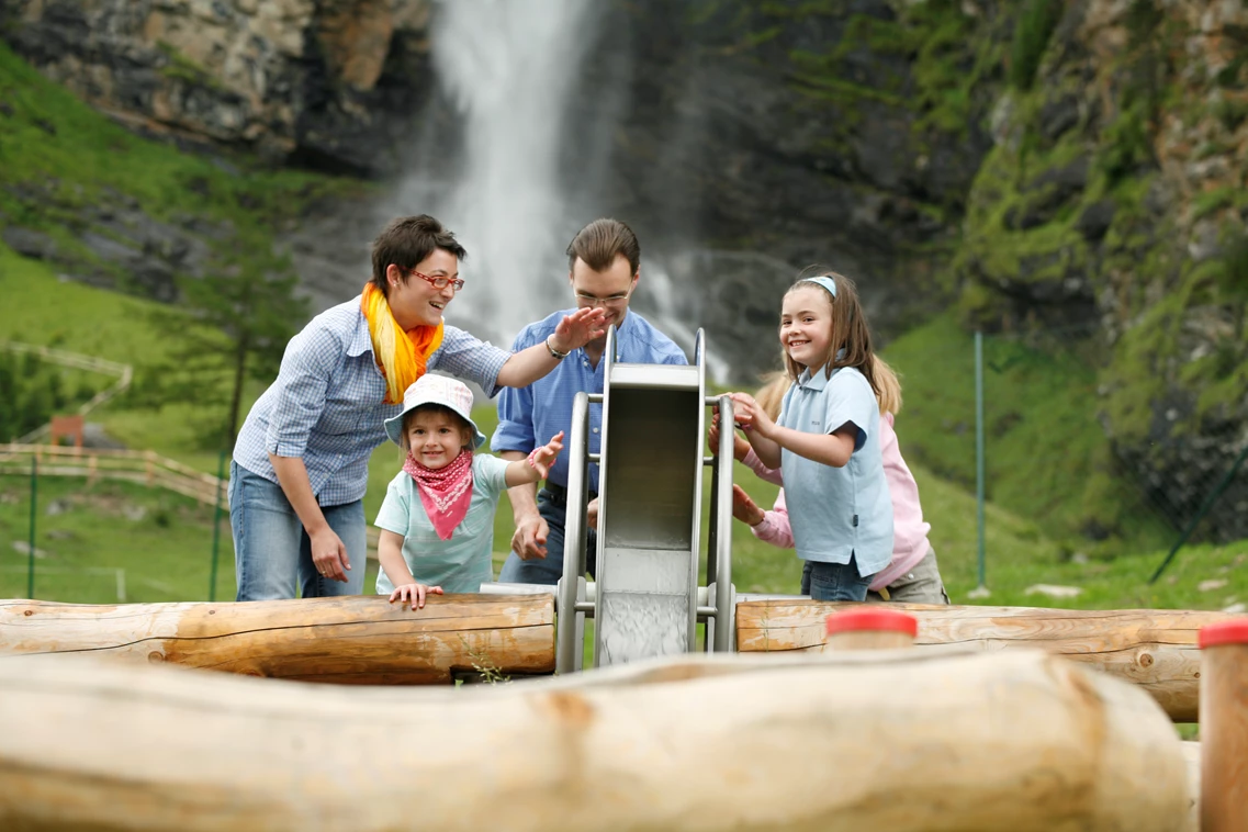Kinderhotel: Toller Wasserspielplatz in 2 km Entfernung  - Pirker´s Natur- & Bio Familienhotel