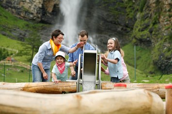Kinderhotel: Toller Wasserspielplatz in 2 km Entfernung  - Pirker´s Natur - Bio Familienhotel