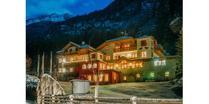 Familienhotel - Flachau - Abendstimmung Winter-Hotelansicht - Pirker´s Natur- & Bio Familienhotel