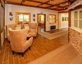 Familienhotel: Rezeptionsbereich mit freundlichen, ugemütlichen Ausstattungen aus Holz - Familienhotel Schneekönig