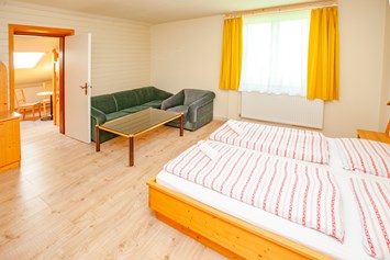 Familienhotel: Großes Familienzimmer mit zwei sepatarten Zimmern " Typ "Scheefamilien" - Familienhotel Schneekönig