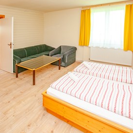 Familienhotel: Großes Familienzimmer mit zwei sepatarten Zimmern " Typ "Scheefamilien" - Familienhotel Schneekönig