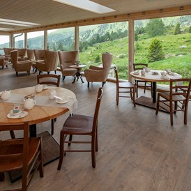 Familienhotel: Wintergarten mit Panoramafenster  - Familienhotel Schneekönig
