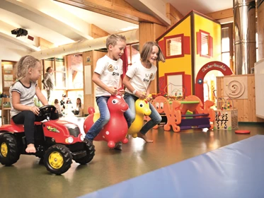 Kinderhotel: Das Romantik Seehotel Jägerwirt bietet Ihren Kindern ein 200 m² großes Spielparadies, welches Kinderherzen höher schlagen lässt. - Seehotel Jägerwirt
