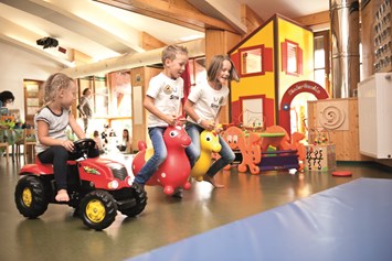 Kinderhotel: Das Romantik Seehotel Jägerwirt bietet Ihren Kindern ein 200 m² großes Spielparadies, welches Kinderherzen höher schlagen lässt. - Seehotel Jägerwirt