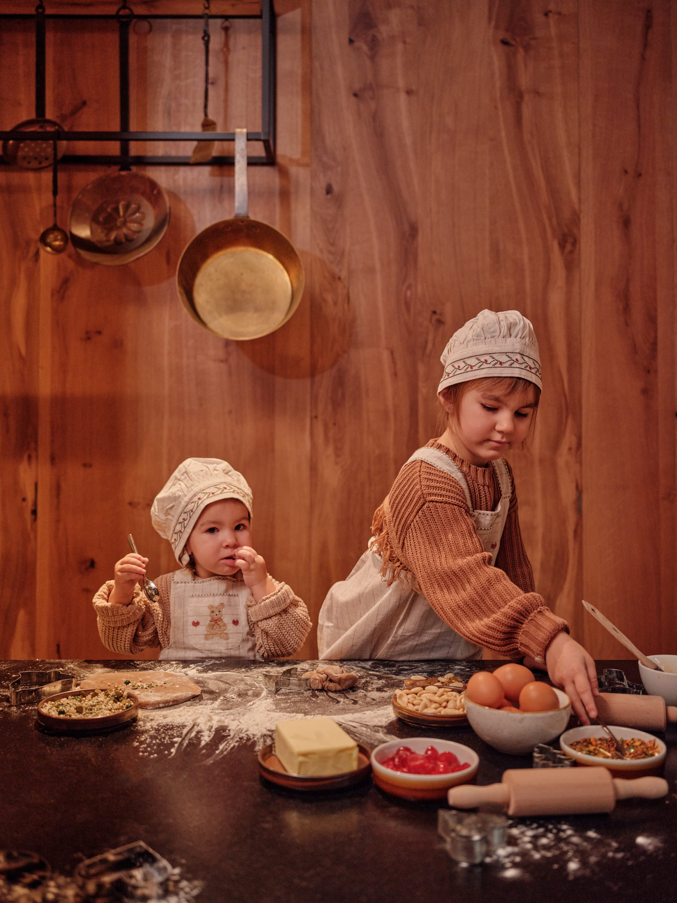 Kinderhotel: Zwei Kinder beim gemeinsamen Keksebacken in der Adventzeit im DAS EDELWEISS Salzburg Mountain Resort in Großarl. - DAS EDELWEISS Salzburg Mountain Resort