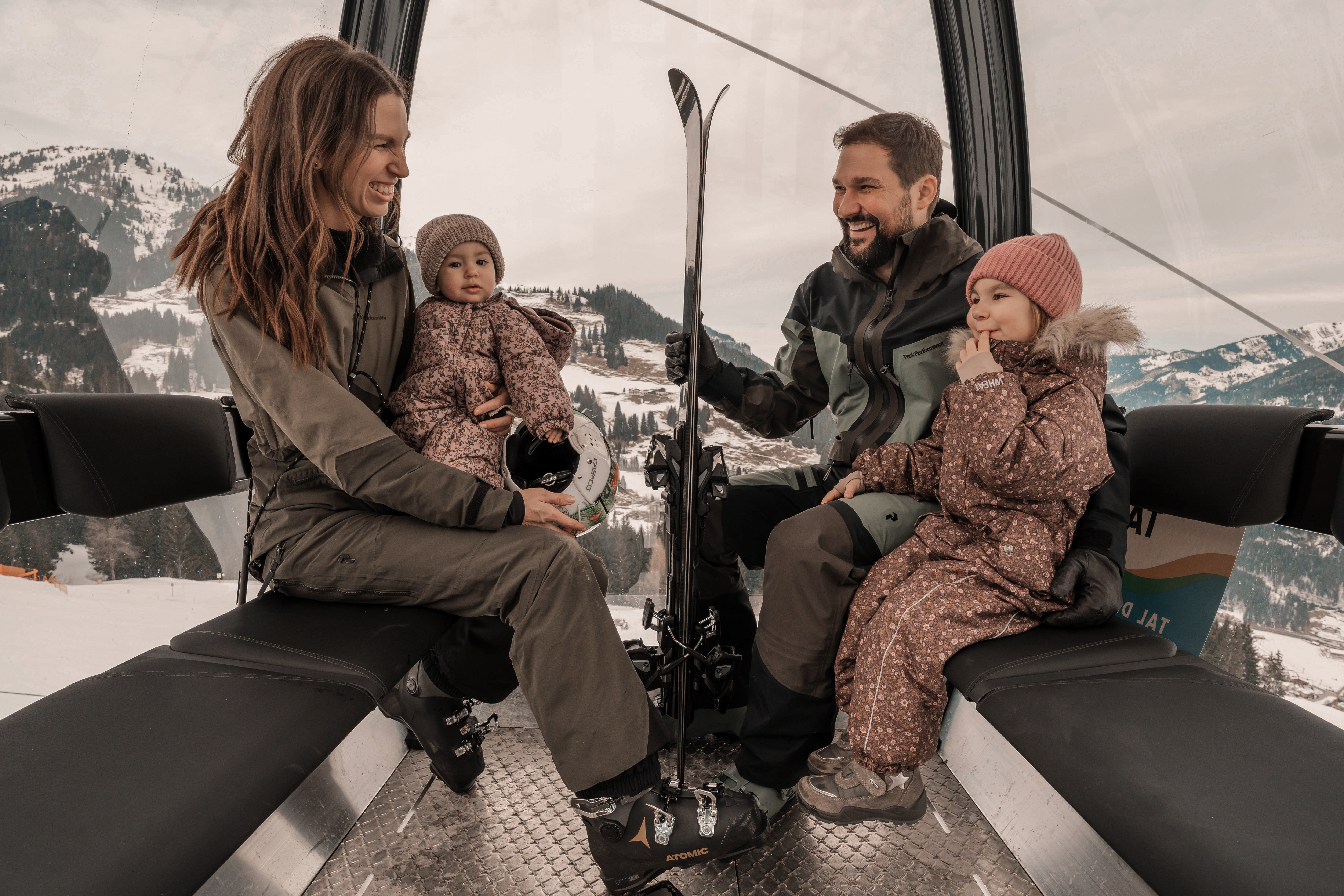 Kinderhotel: Familie bei einer gemeinsamen Gondelfahrt mit der Bergbahn in Großarl – unvergessliche Familienmomente in der Bergwelt rund um DAS EDELWEISS Salzburg Mountain Resort. - DAS EDELWEISS Salzburg Mountain Resort