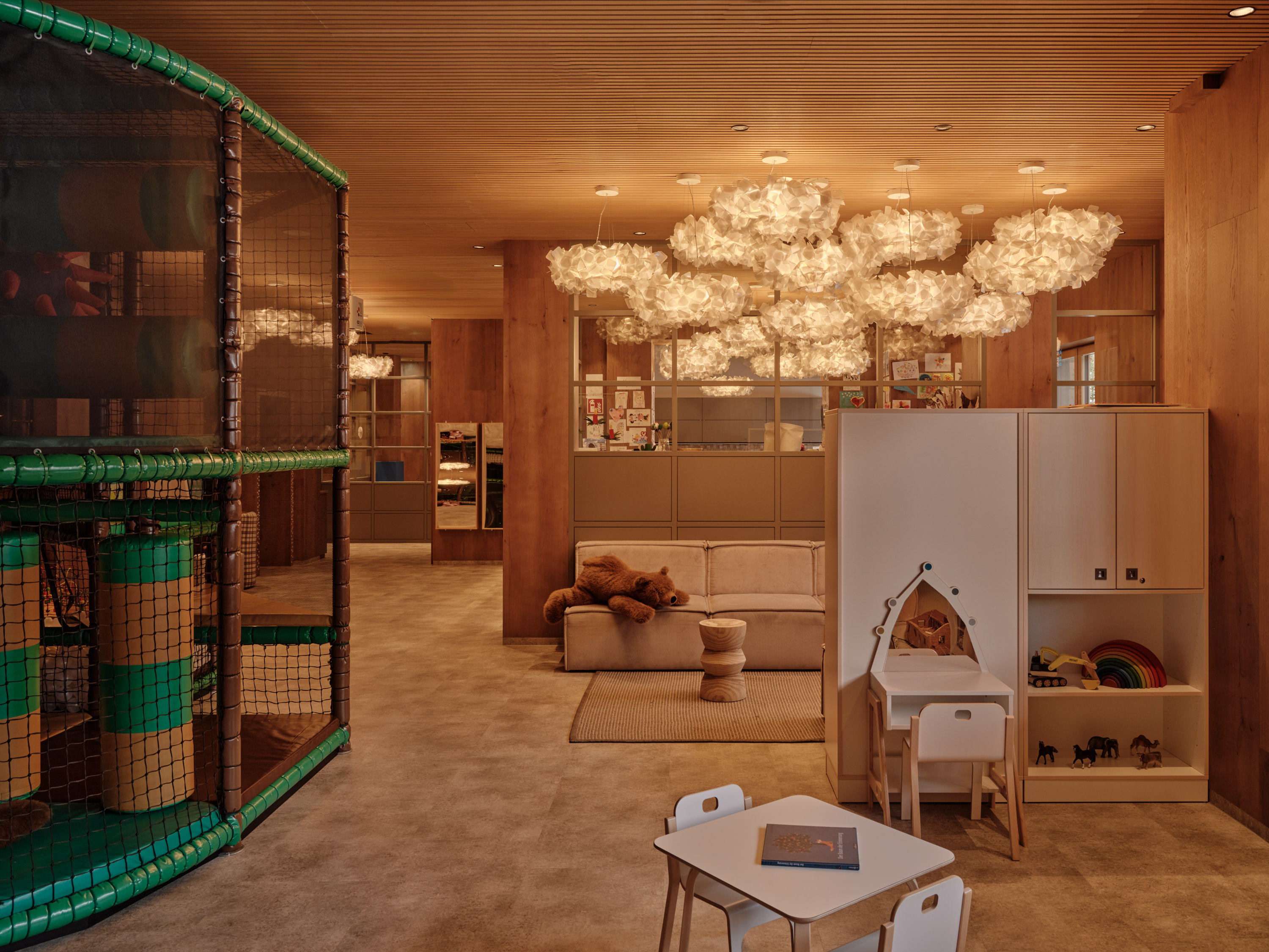 Kinderhotel: Liebevoll gestalteter Spielbereich im EDELWEISS Prinzenland mit Spielhaus, Kinderküche und gemütlichen Spielecken. - DAS EDELWEISS Salzburg Mountain Resort