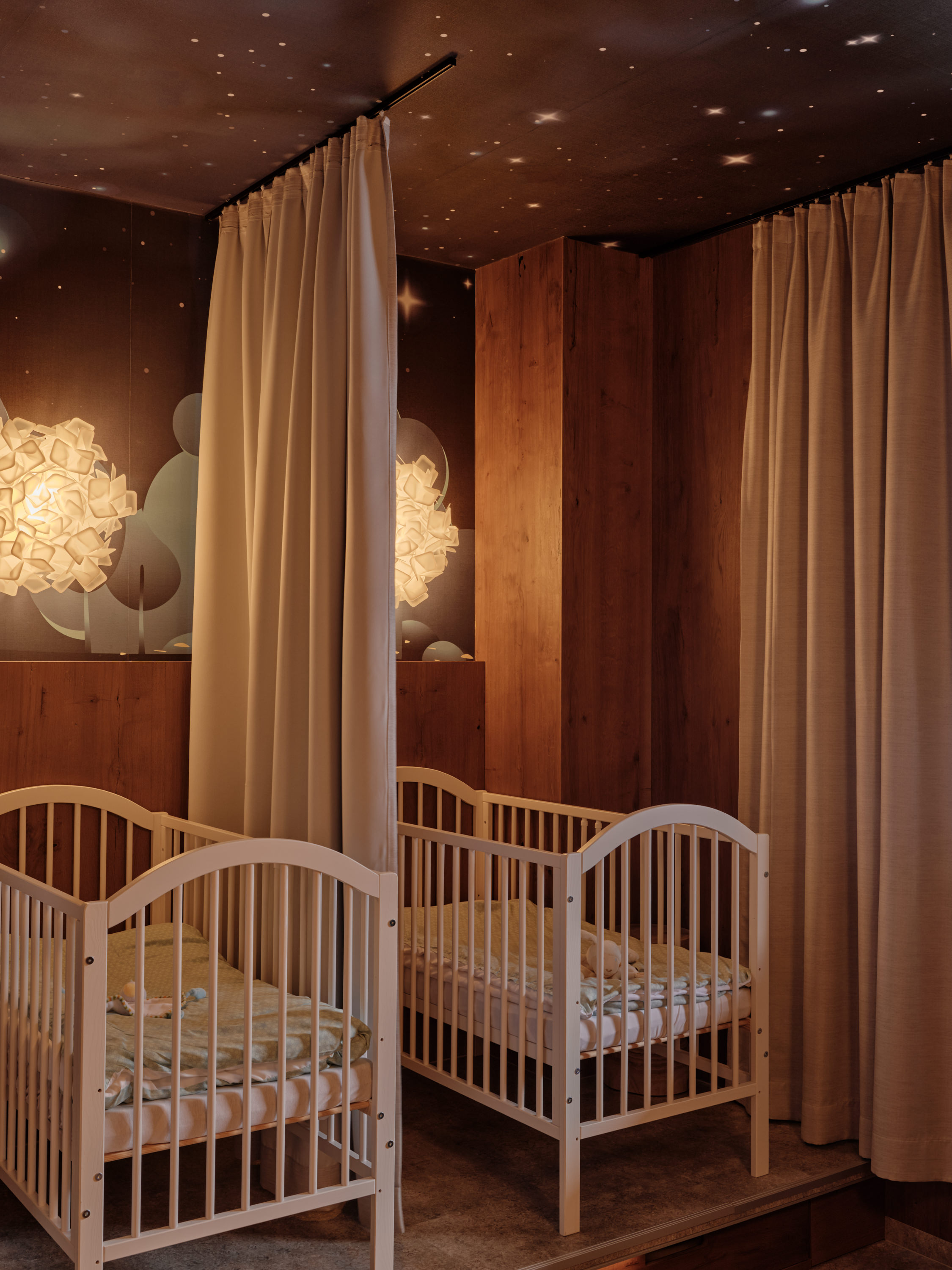 Kinderhotel: Gemütlicher Schlafbereich mit Babybetten in der Baby Mountain Area des DAS EDELWEISS Salzburg Mountain Resort. - DAS EDELWEISS Salzburg Mountain Resort