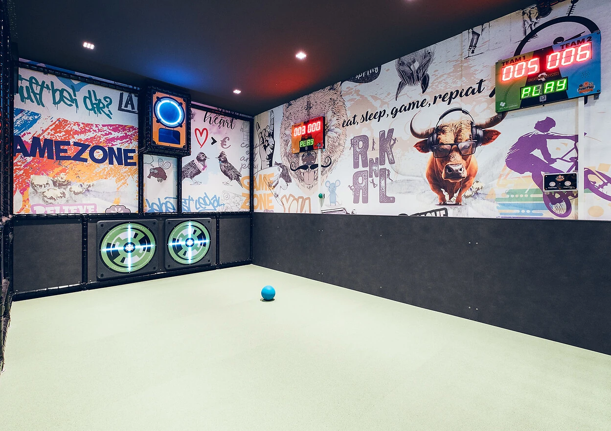 Kinderhotel: Moderner Spielbereich der Cool Mountain Area mit elektronischen Dartboards und abwechslungsreichen Freizeitmöglichkeiten für Teenager. - DAS EDELWEISS Salzburg Mountain Resort