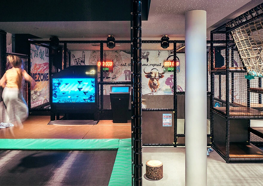 Kinderhotel: Großzügiger Freizeit- und Gamingbereich für Jugendliche in der Cool Mountain Area des DAS EDELWEISS Salzburg Mountain Resort. - DAS EDELWEISS Salzburg Mountain Resort
