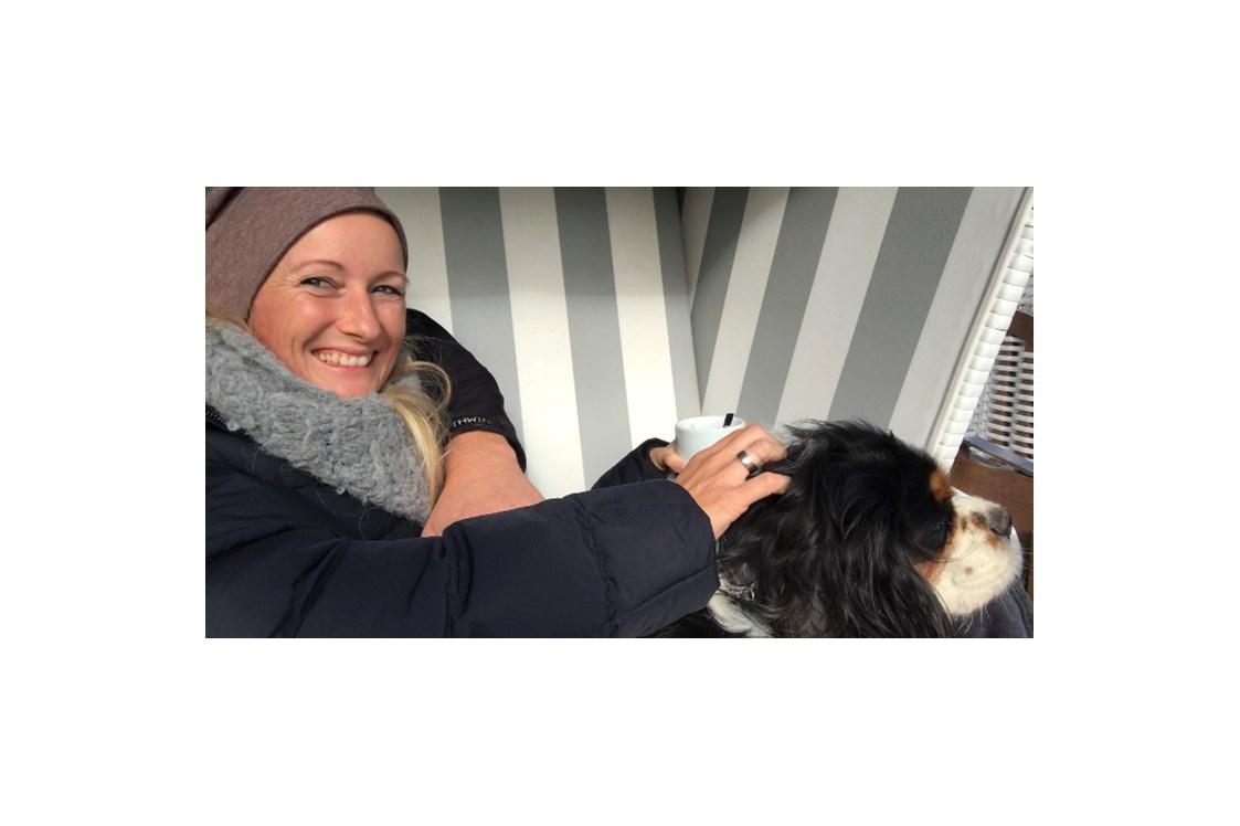 Kinderhotel: Hofhund Snoopy kommt immermal mit in einen Strandkorb - Bauer Martin | Ostsee Ferienhof Bendfeldt