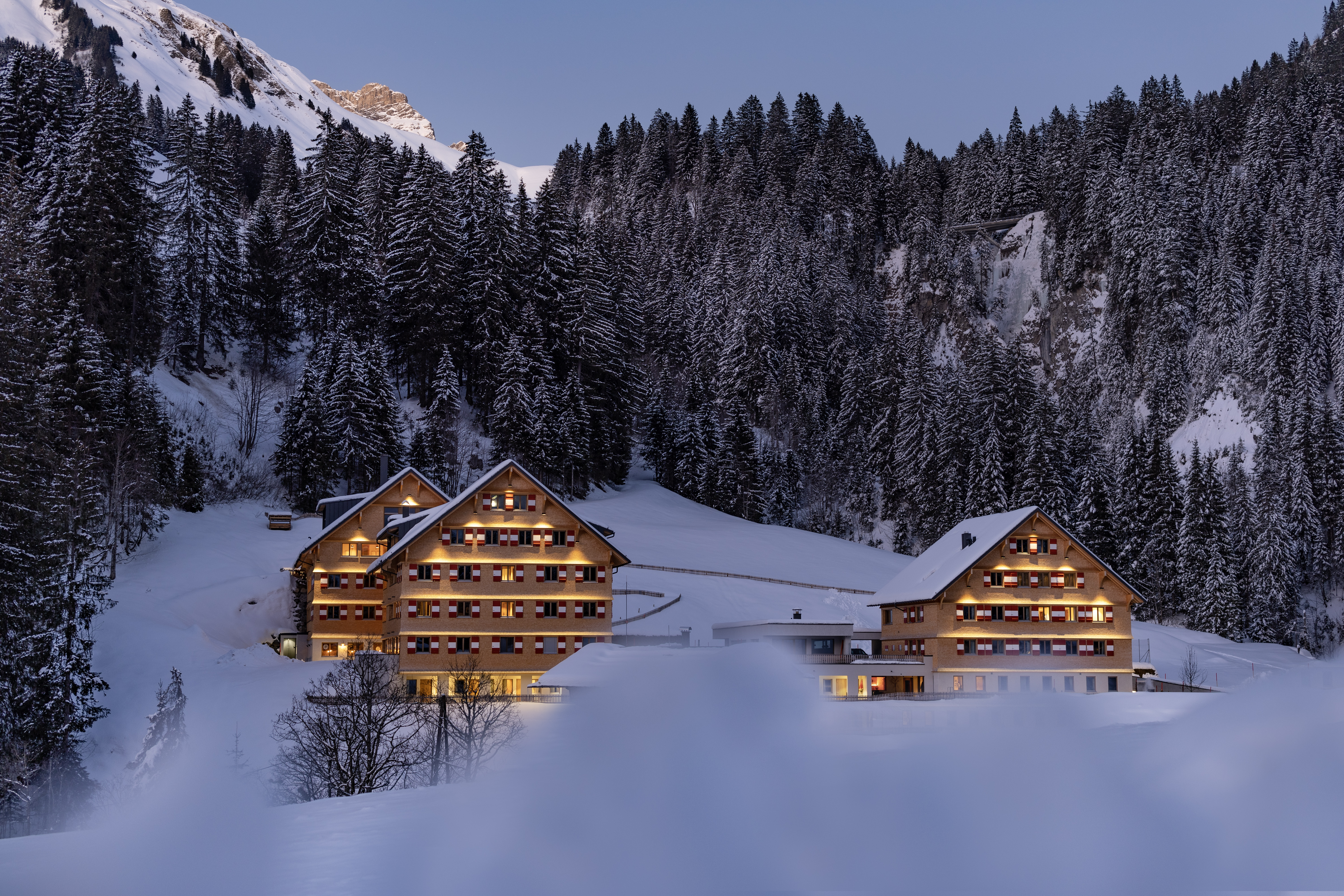 Kinderhotel: Außenansicht im Winter - Berghaus Schröcken****  die Luxushütte - Hotel | Umgebung