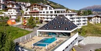 Familienhotel - Pools: Infinity Pool - Hotel Aussenansicht Sommer - Baby- & Kinderhotel Laurentius