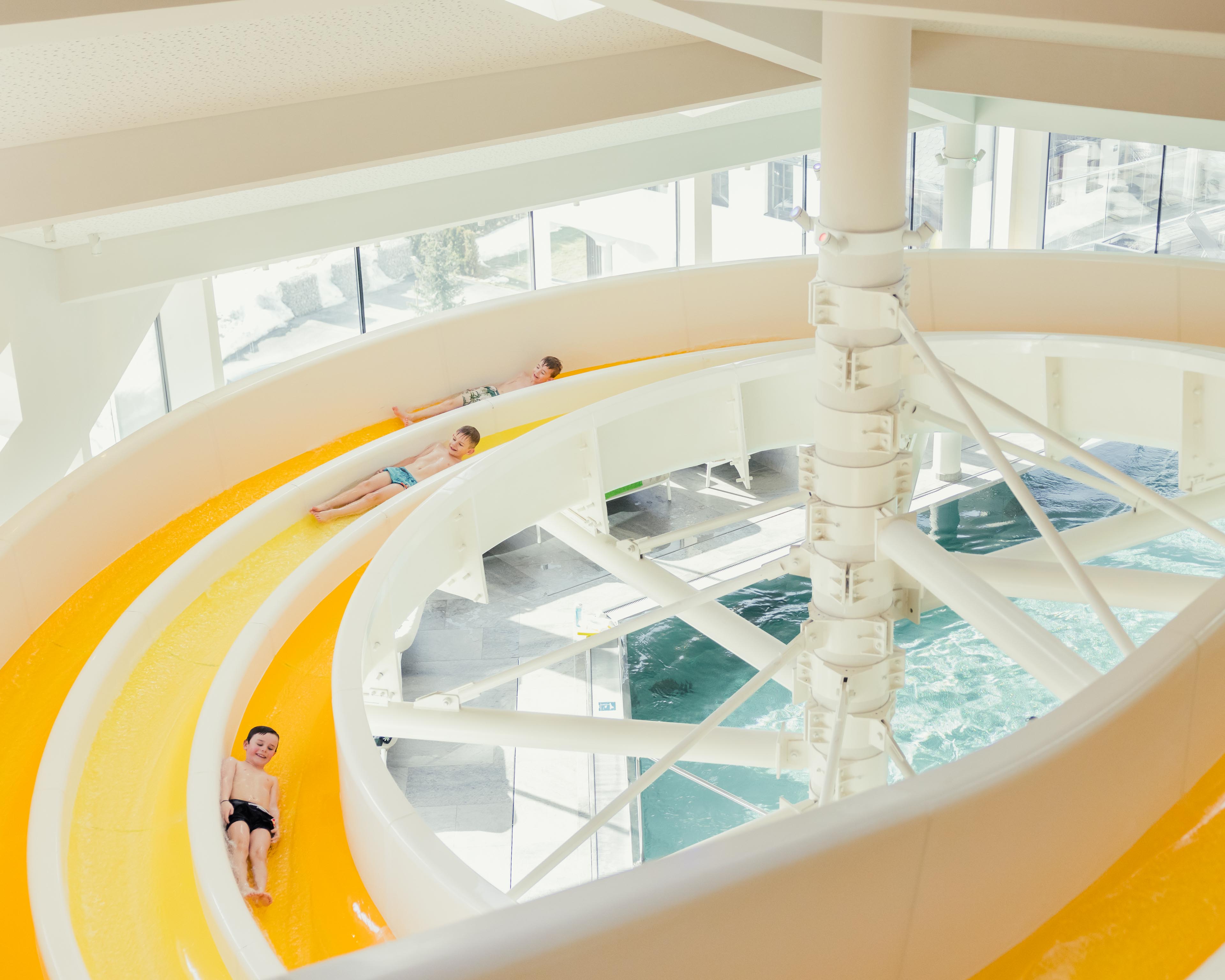 Kinderhotel: Wer ist wohl der schnellste auf unserer 40-Meter 3-Fach Racerrutsche? - Baby- & Kinderhotel Laurentius - Wasser | Wellness