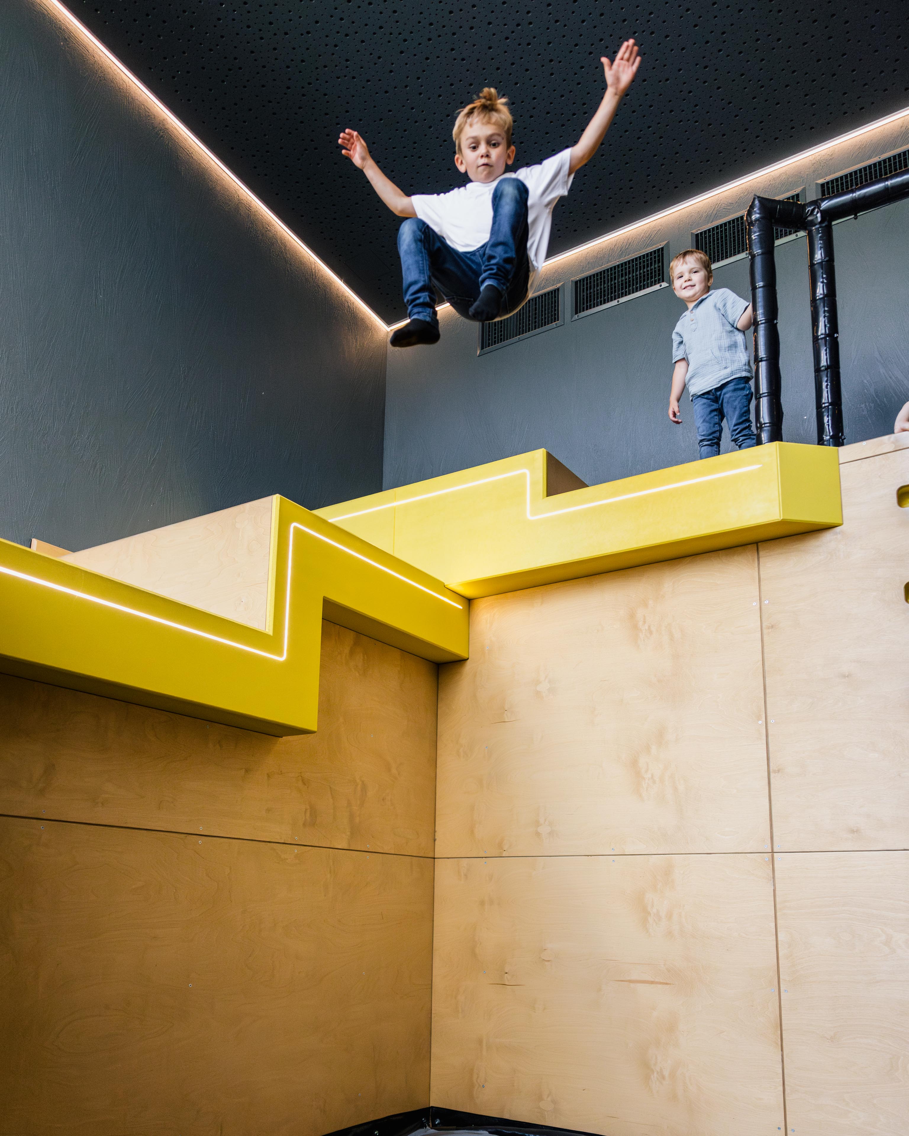 Kinderhotel: Wer hüpft am höchsten in den Airbag? - Baby- & Kinderhotel Laurentius - Spielen | Entdecken