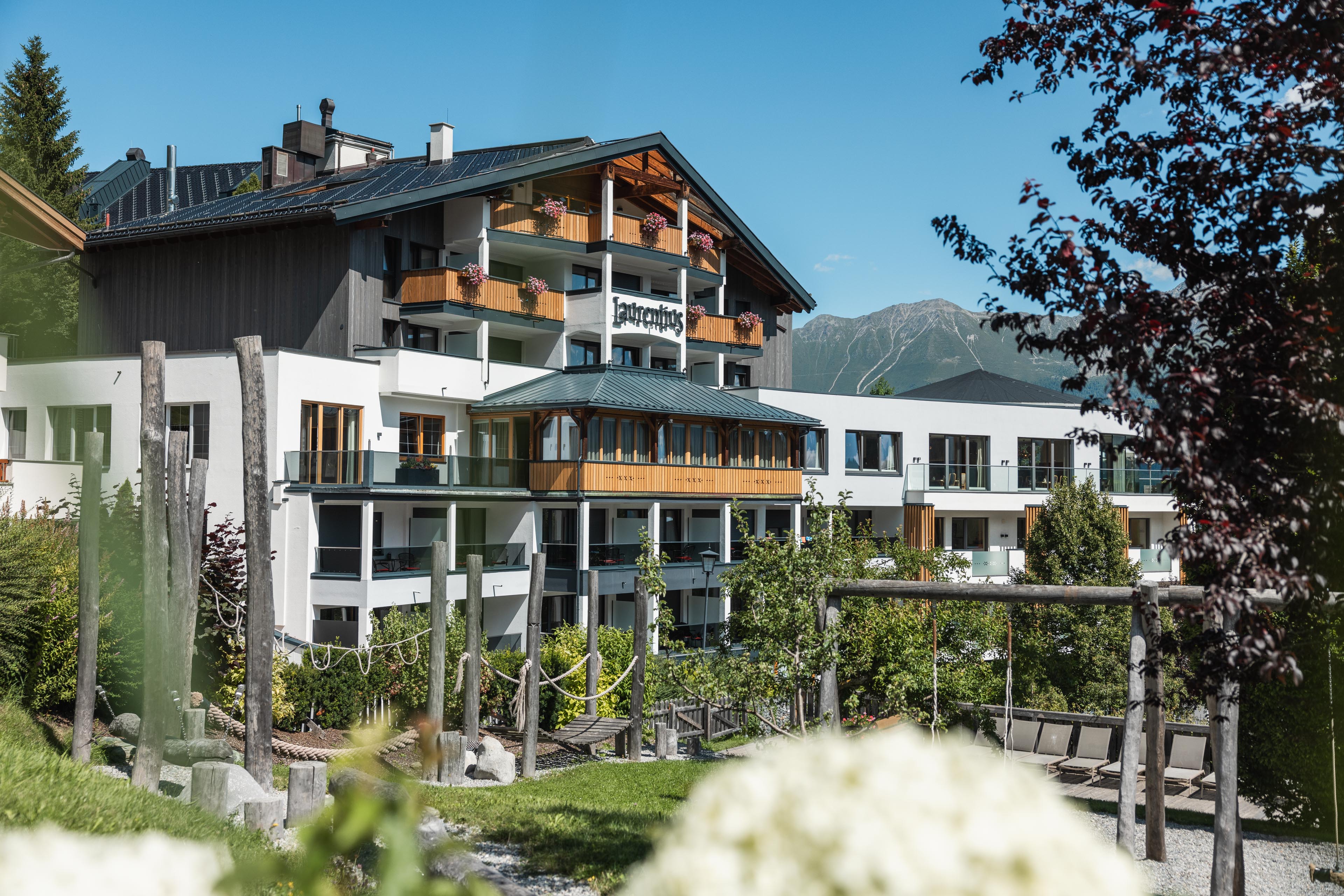 Kinderhotel: Außenansicht Sommer - Baby- & Kinderhotel Laurentius - Hotel | Umgebung