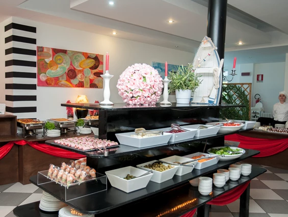 Kinderhotel: Abendessenbuffet mit Salaten, Haupt-und Nachspeisen - AI POZZI VILLAGE FAMILY & WELLNESS HOTEL****