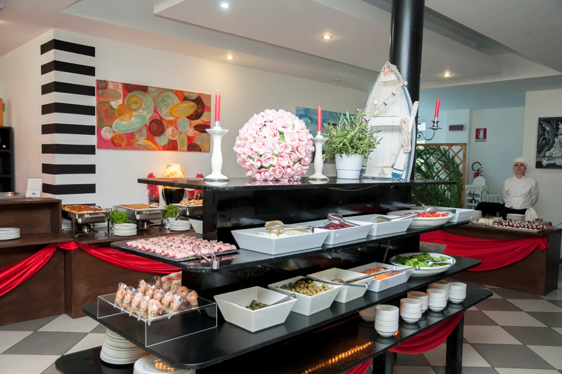 Kinderhotel: Abendessenbuffet mit Salaten, Haupt-und Nachspeisen - AI POZZI VILLAGE FAMILY & WELLNESS HOTEL****