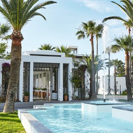 Kinderhotel: Die grünen Gärten des Resorts und ein
wunderschön gestalteter Eingang heißen Sie herzlich Willkommen - Grecotel Creta Palace