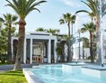 Kinderhotel: Die grünen Gärten des Resorts und ein
wunderschön gestalteter Eingang heißen Sie herzlich Willkommen - Grecotel Creta Palace