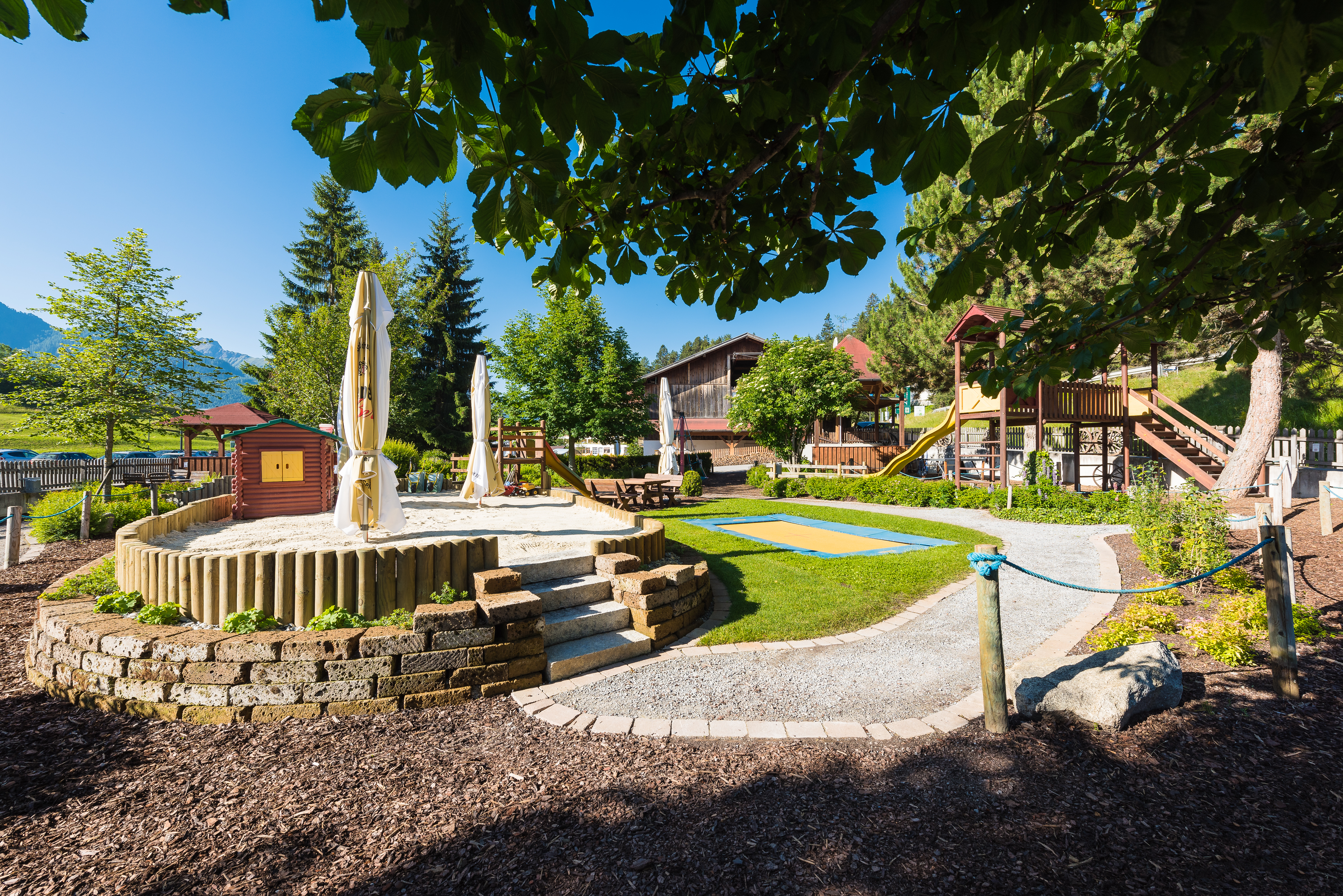 Kinderhotel: Hotelexklusiver Spielepark - Sandkasten und Trampolin - Furgli Familienhotels - Spielen | Entdecken