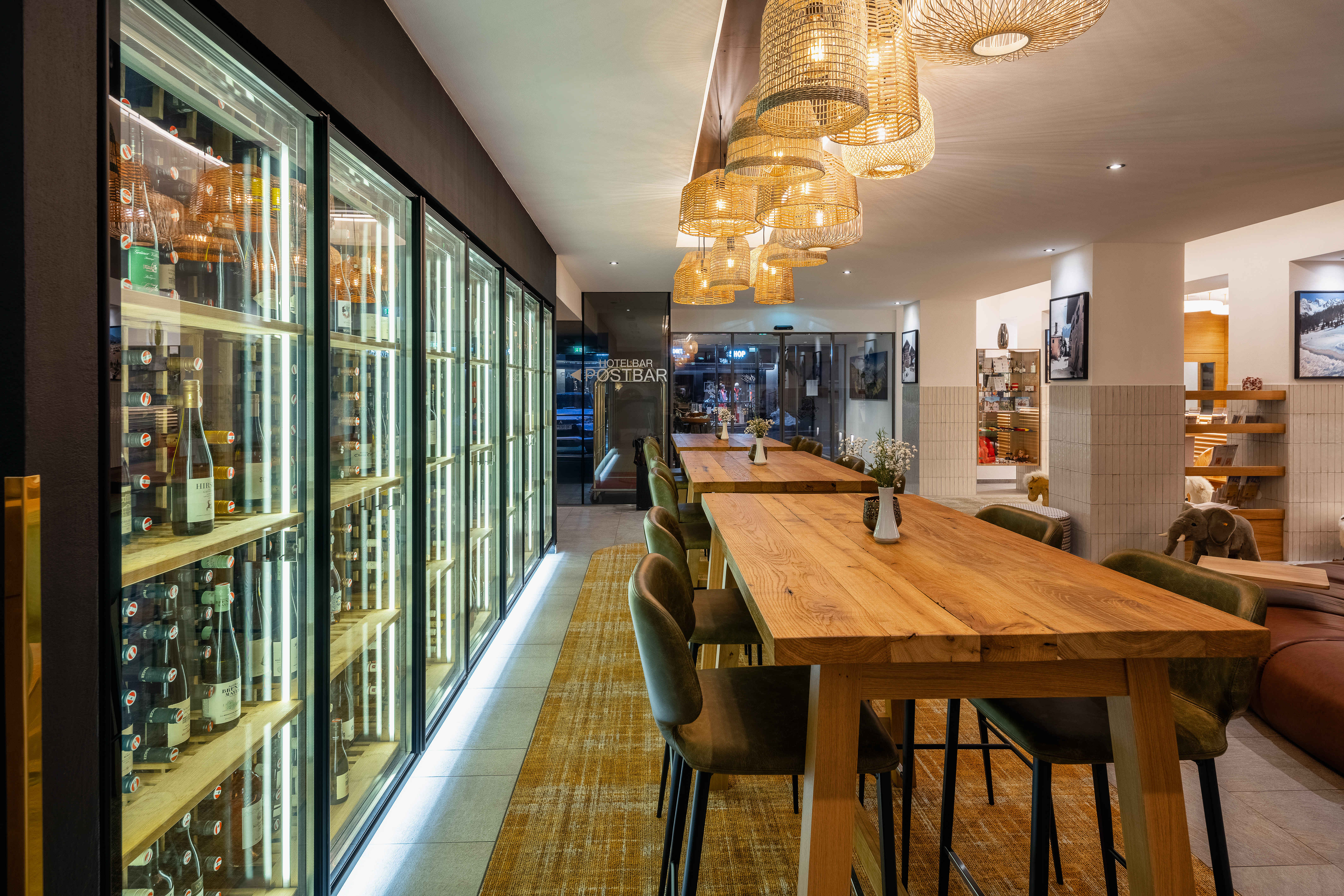 Kinderhotel: Lobby inklusive Weinschrank Posthotel - Furgli Familienhotels - Essen | Trinken