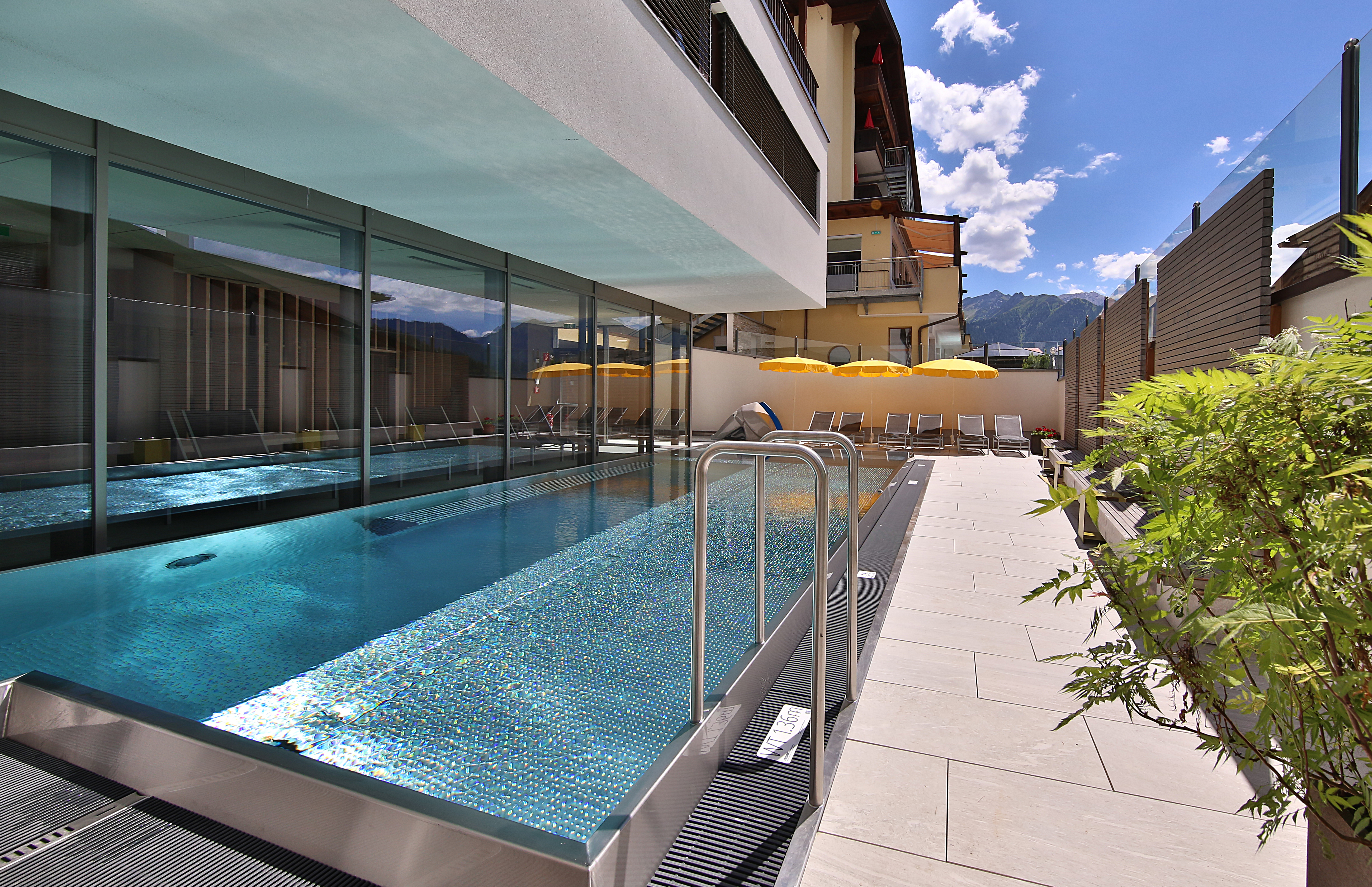 Familienhotel - Tirol - Außenbecken Posthotel - Furgli Familienhotels