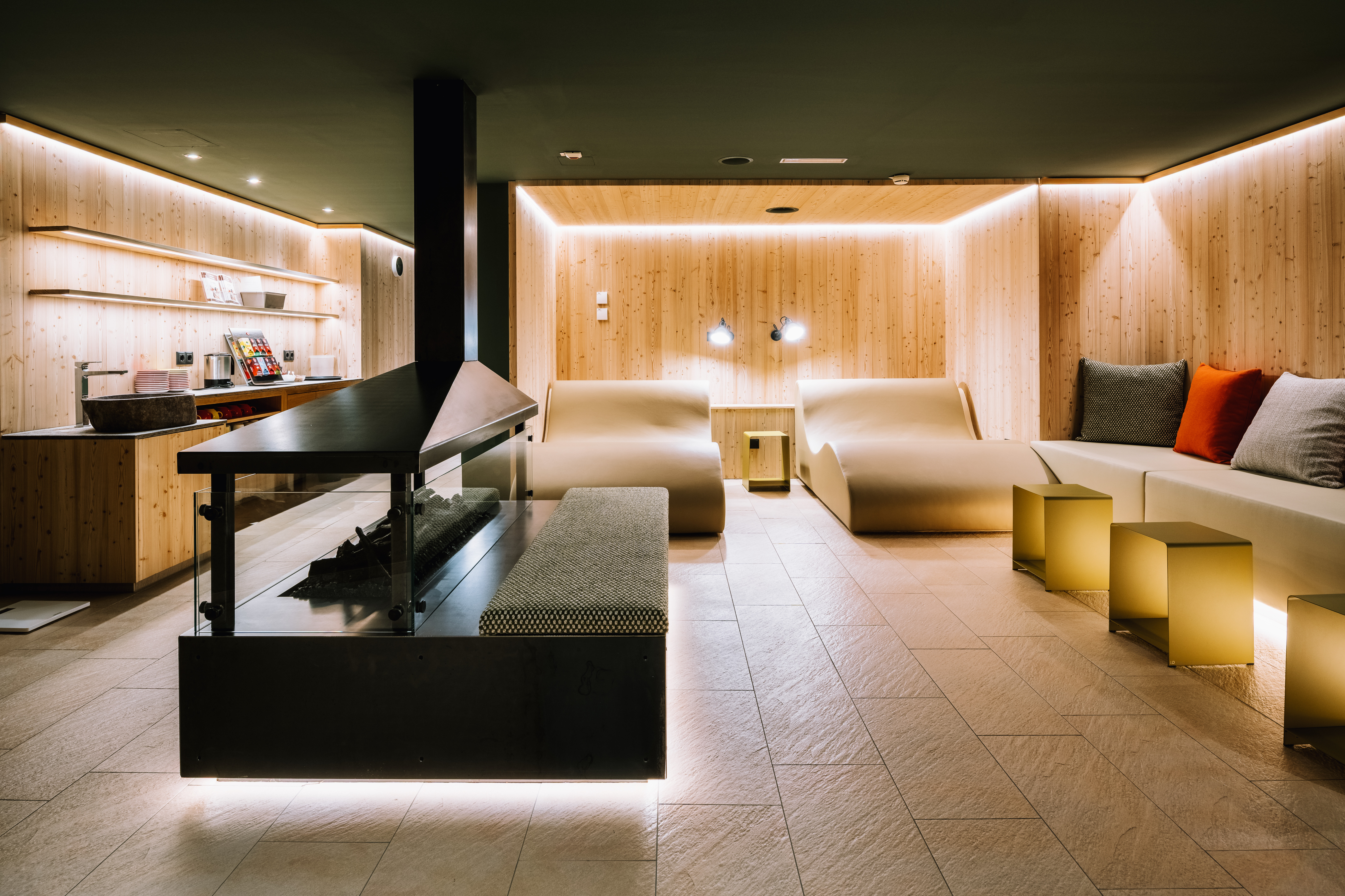 Kinderhotel: Teestation & Ofen & Liegelandschaft in der Sauna - Furgli Familienhotels - Wasser | Wellness