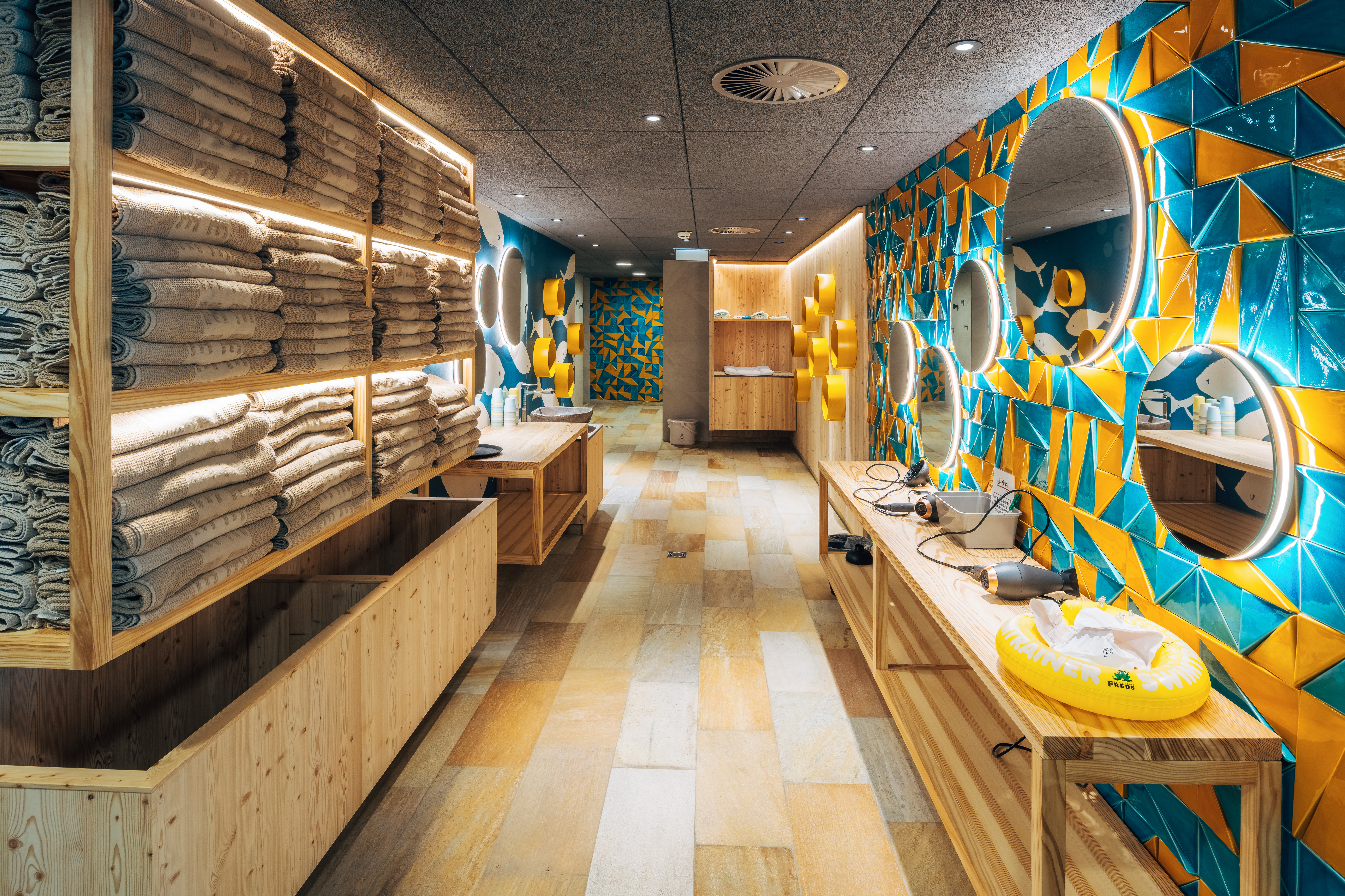 Kinderhotel: Moderner Umkleidebereich mit Handtuchregalen & Haartrocknern & Spiegeln - Furgli Familienhotels - Wasser | Wellness