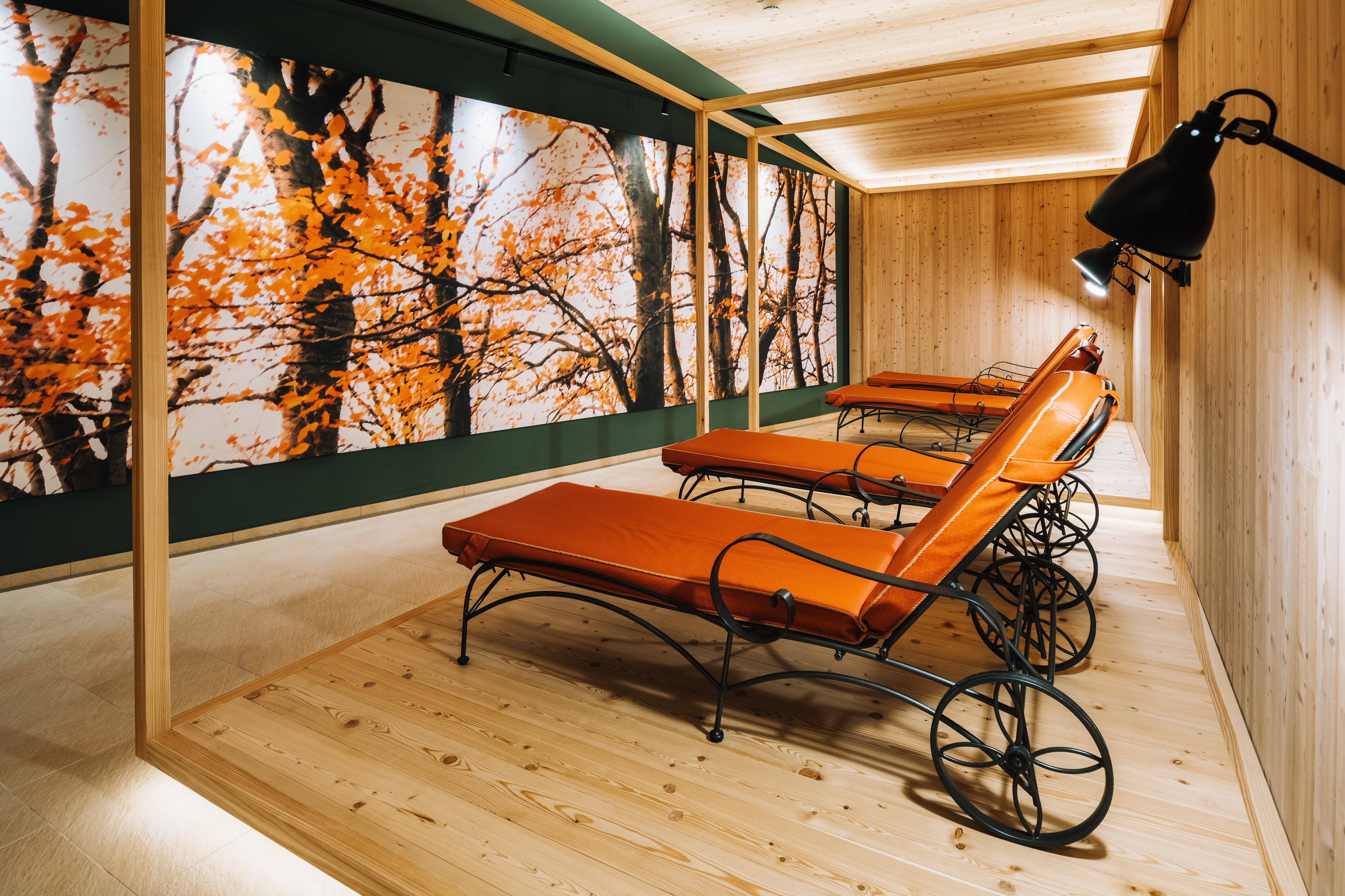 Kinderhotel: Wellness-Ruheraum mit Holzverkleidung & Liegen und Herbstwald-Wandbild - Furgli Familienhotels - Wasser | Wellness