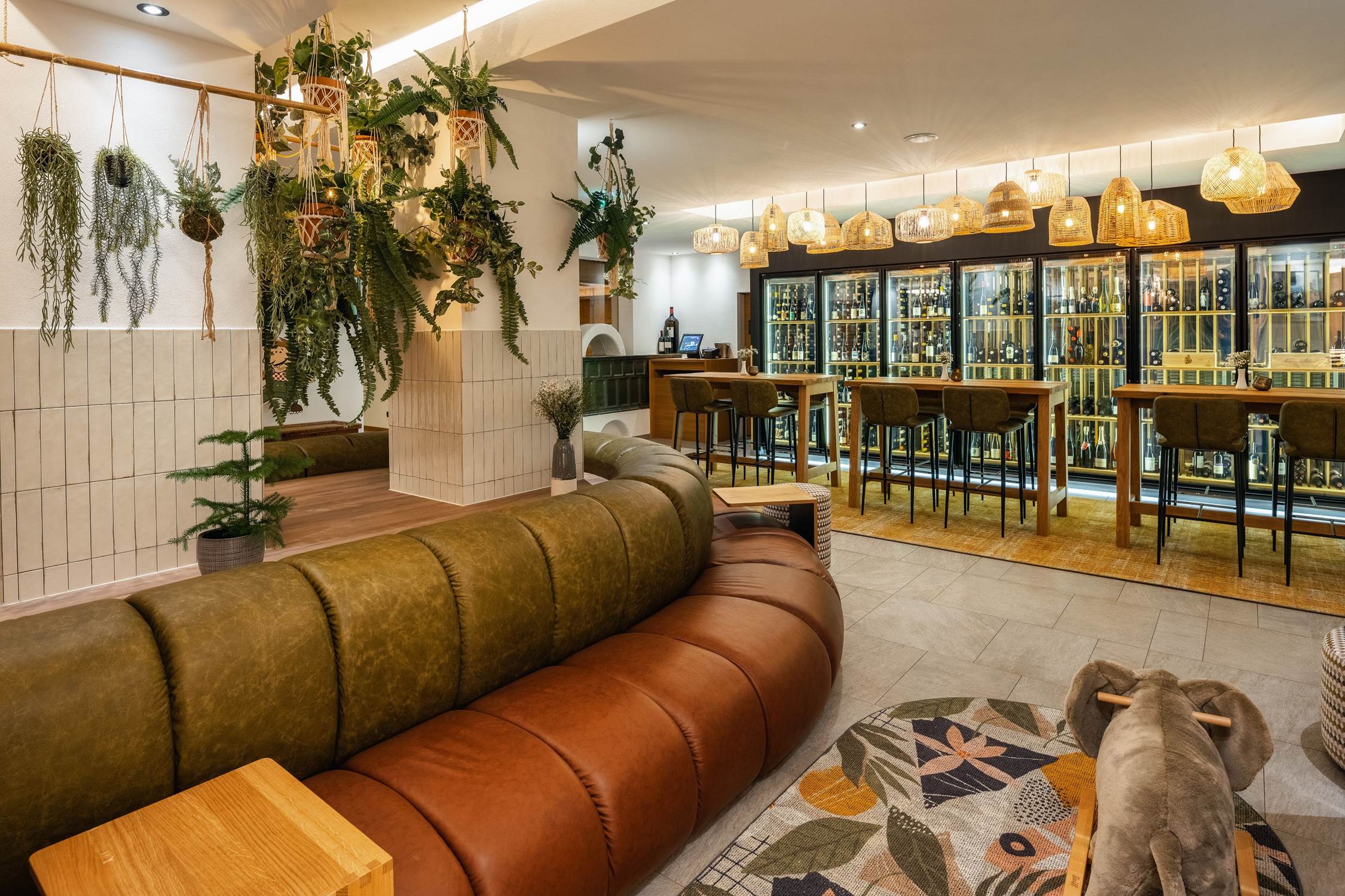 Kinderhotel: Lobby inklusive Steiff-Schaukeltieren - Furgli Hotels - Essen | Trinken