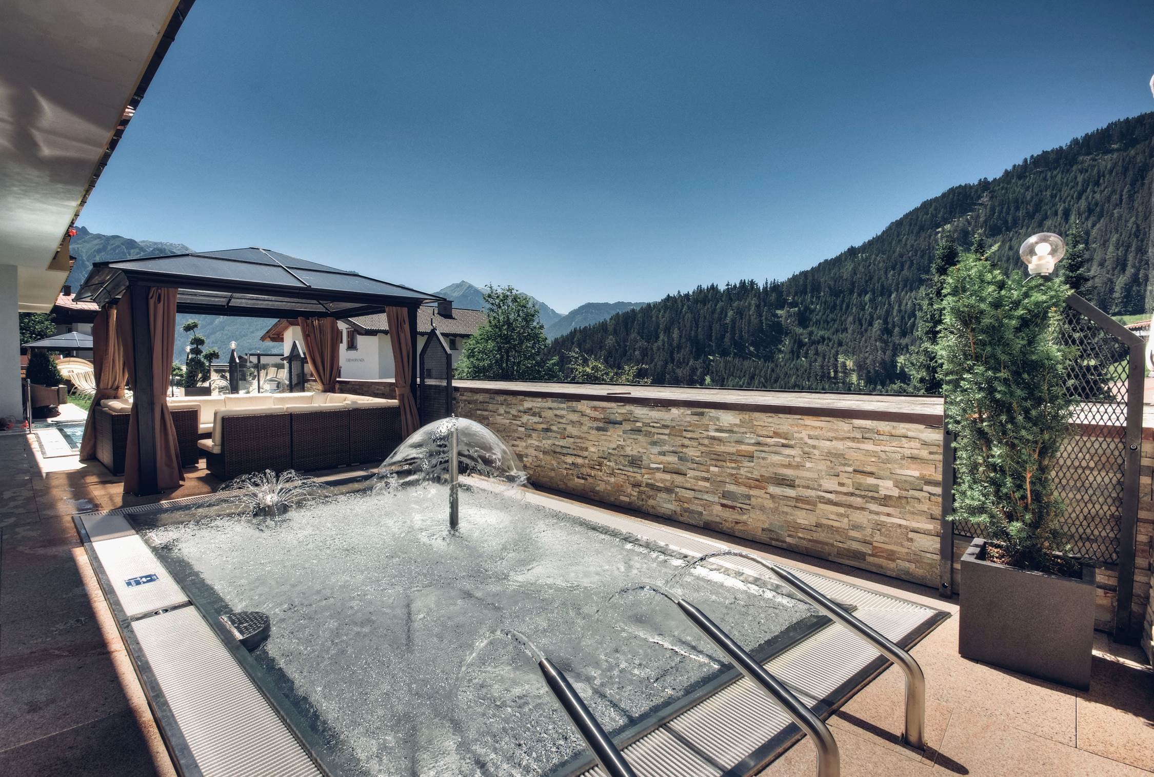 Kinderhotel: Kinder-Außenbecken Furgler - Furgli Hotels - Wasser | Wellness