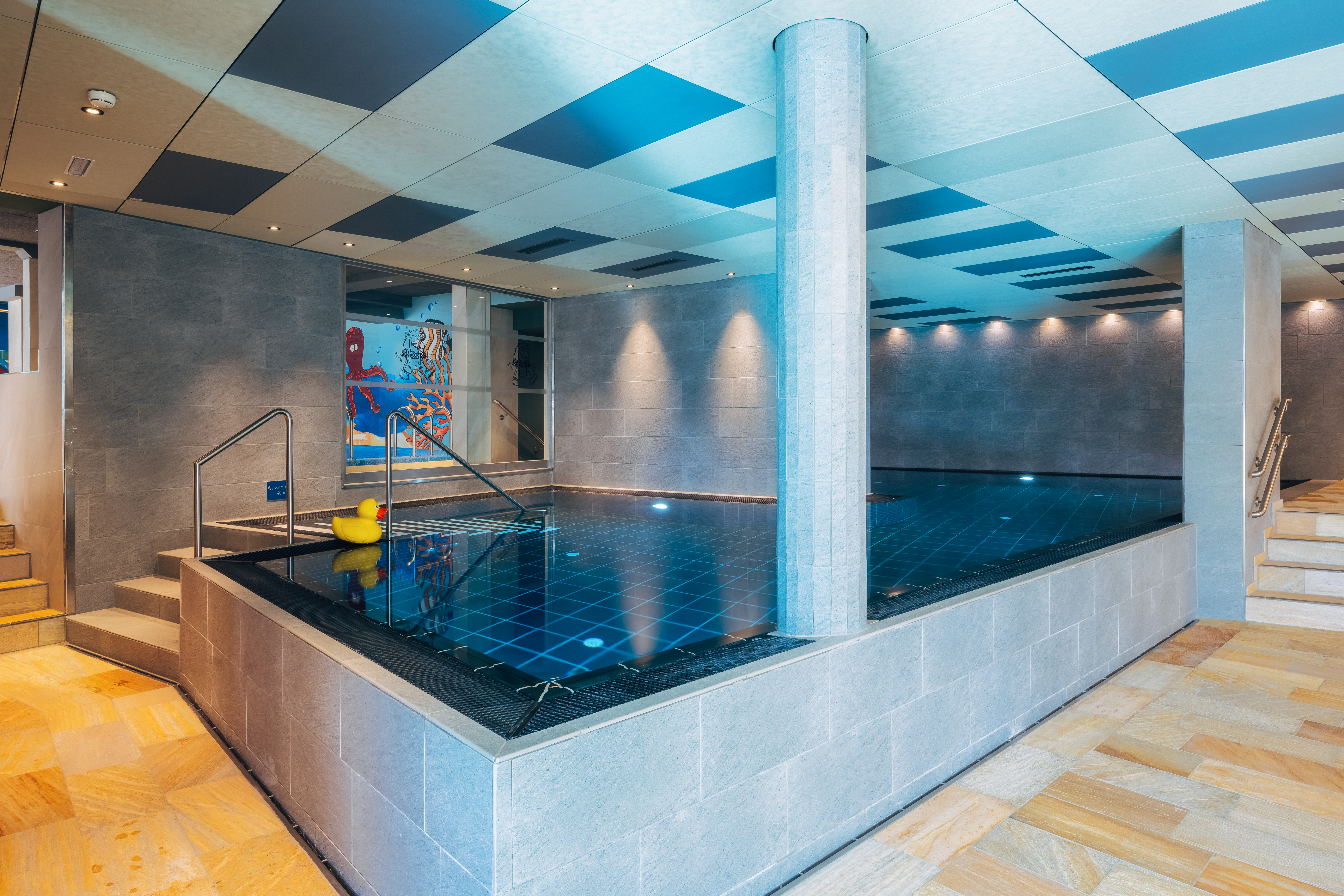 Kinderhotel: Modernes Hallenbad mit geometrischem Deckendesign & atmosphärische Beleuchtung - Furgli Hotels - Wasser | Wellness