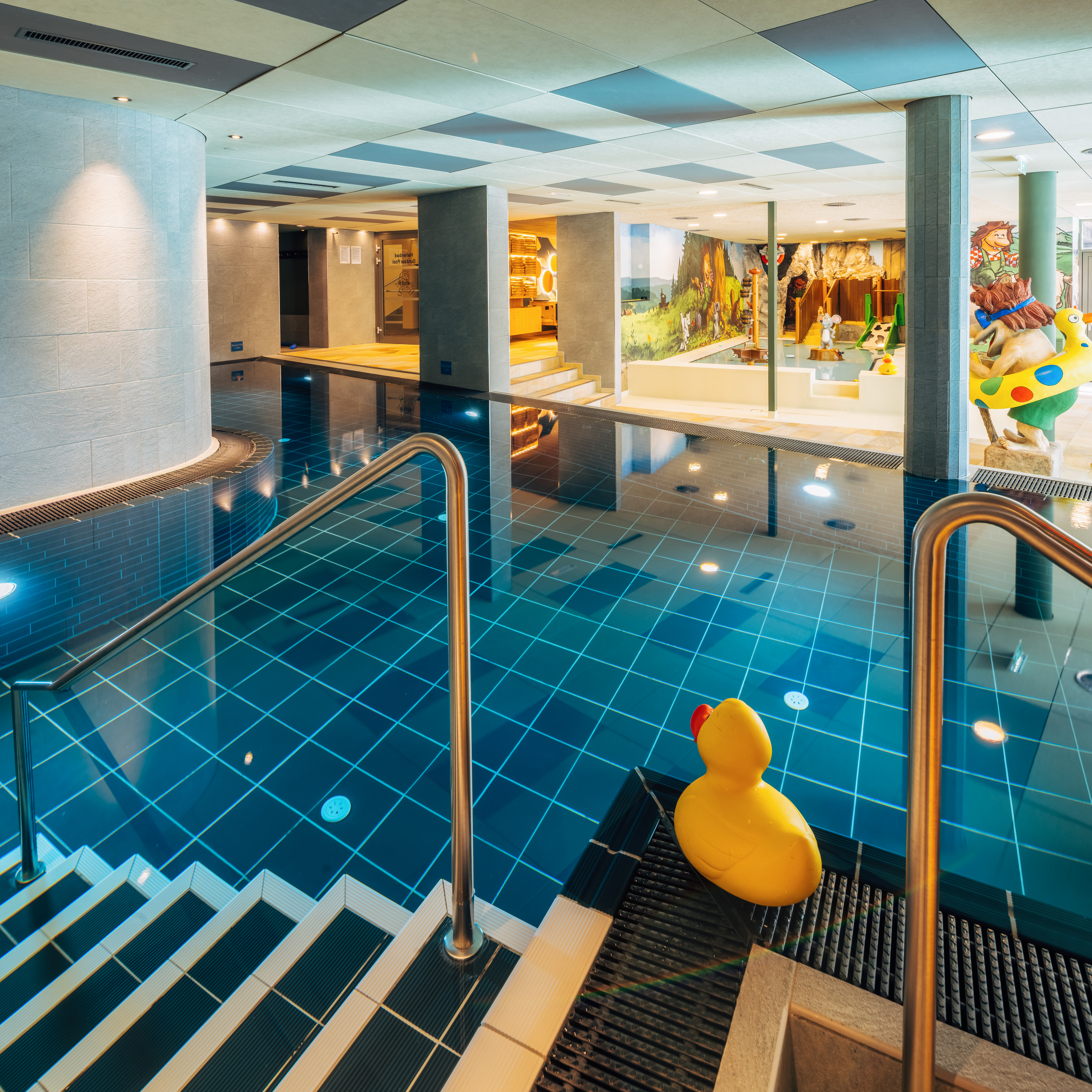 Kinderhotel: Innenbecken mit Treppenabgang & Gummiente - Furgli Hotels - Wasser | Wellness