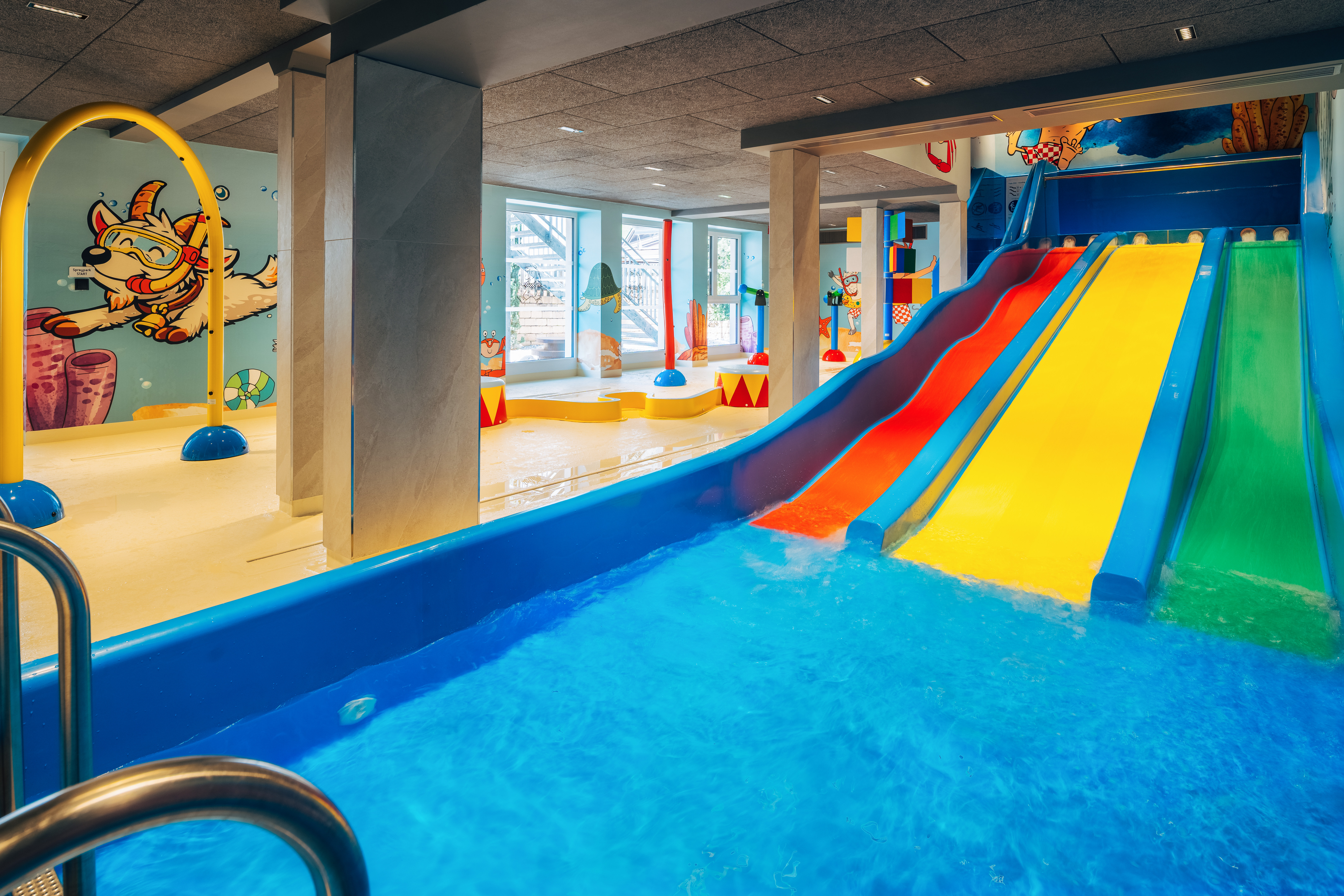 Kinderhotel: Wasserrutschen mit Landebecken & Unterwasser-Wandgemälden - Furgli Hotels - Wasser | Wellness