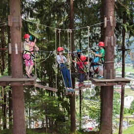 Kinderhotel: Hochseilgarten 100m oberhalb des Hotels mit kostenfreien Kursen - Alpin Family Resort Seetal