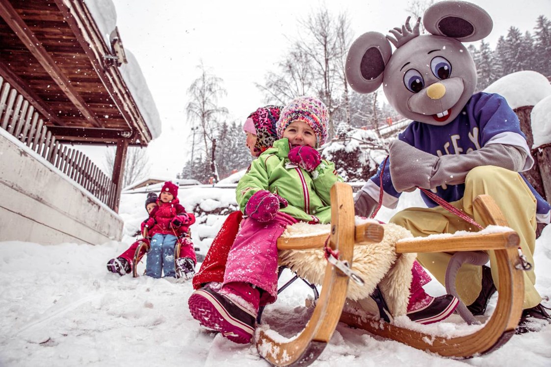 Kinderhotel: Unser Maskottchen Cheesy ist immer dabei! - Alpin Family Resort Seetal