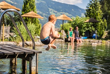 Kinderhotel: Badeteich - ein Highlight im Sommer - Alpin Family Resort Seetal