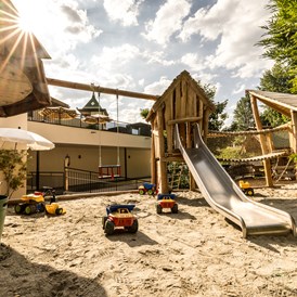 Kinderhotel: Sandspielturm am Kleinkinderspielplatz - Alpin Family Resort Seetal