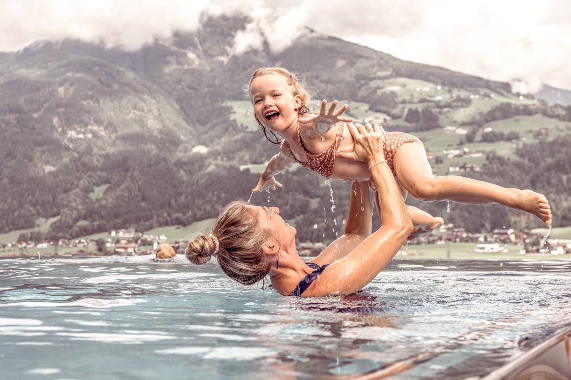 Kinderhotel: Poolparty - Alpin Family Resort Seetal