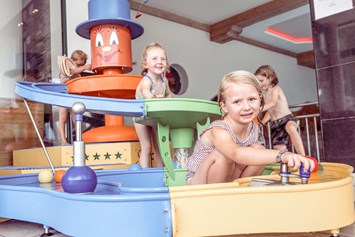 Kinderhotel: Panoramahallenbad - Alpin Family Resort Seetal