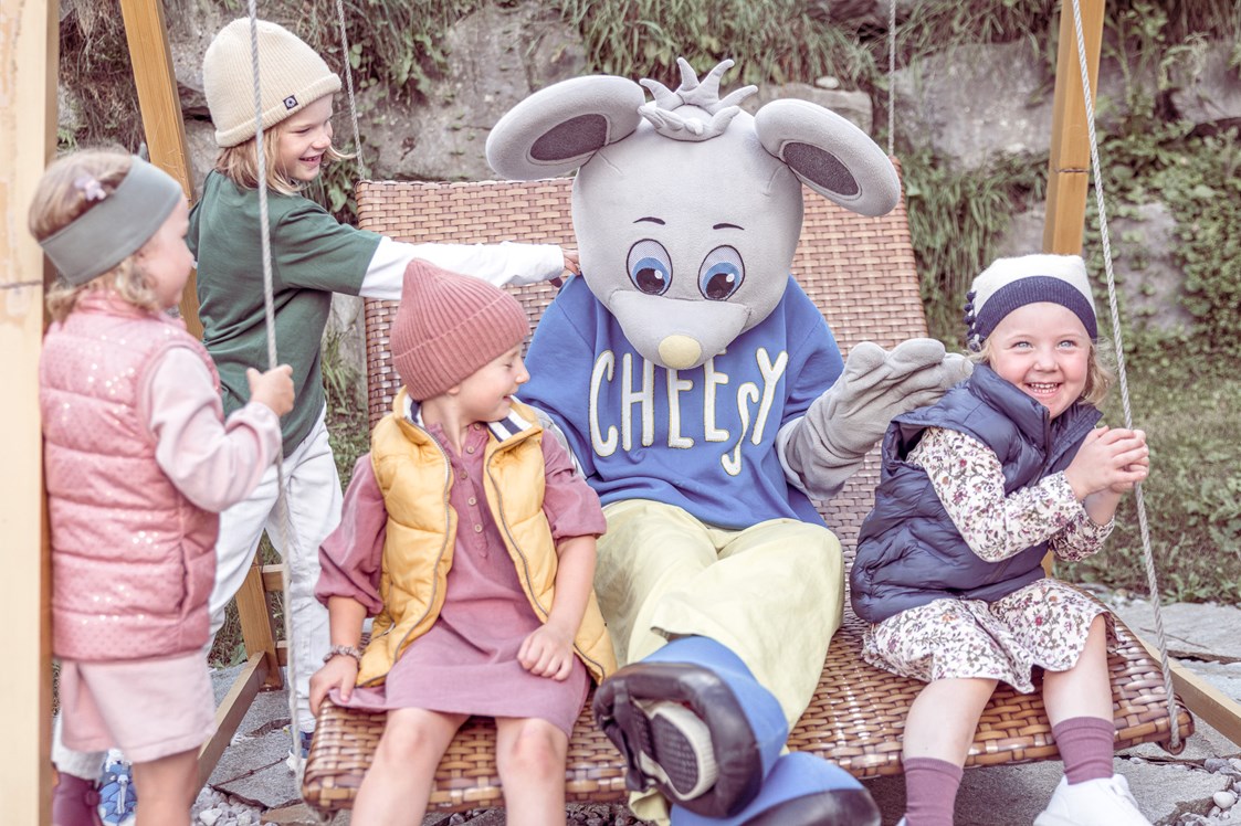 Kinderhotel: Cheesy liebt es gekitzelt zu werden... - Alpin Family Resort Seetal